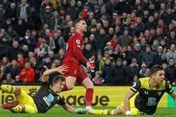 Salah và Firmino thăng hoa, Liverpool bỏ xa Man City 22 điểm
