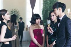 Bạn trai thân mật quá đà với tình cũ, cô gái vẫn mỉm cười, hết tiệc mới lạnh lùng 'chốt hạ' bằng 4 từ
