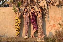 Không cần đồ lộng lẫy, chị em Nhã Phương mặc chuẩn style 'bỉm sữa' vẫn thần thái ngút ngàn