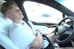 Làm chuyện không tưởng: đi gần 2.000 km nhưng chỉ sử dụng chế độ tự lái của Tesla