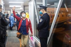 Người Vũ Hán tươi cười trong chuyến bay đầu tiên trở về 'ổ dịch' virus corona