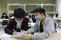 Phòng dịch corona, các trường có cần bắt học sinh đeo khẩu trang suốt giờ học?