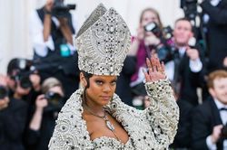 Khối tài sản 600 triệu USD của nữ ca sĩ giàu nhất thế giới Rihanna