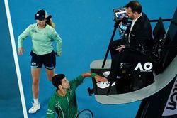 Djokovic đối diện án phạt nặng vì mỉa mai trọng tài ở chung kết