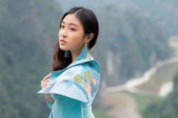 'Đại sứ áo dài Việt Nam' khoe vẻ đài các trên đỉnh Hang Múa