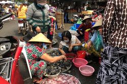 Trước 'bão' corona, cá lóc nướng vẫn đắt hàng ngày Thần Tài