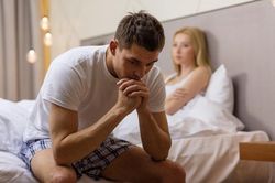 Chồng vật vã, khổ sở vì vợ dứt khoát 'cấm vận yêu' vì lý do này