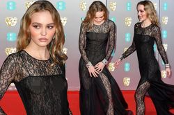 'Đỏ mặt' thấy con gái Johnny Depp 'quên' nội y khi mặc ren xuyên thấu