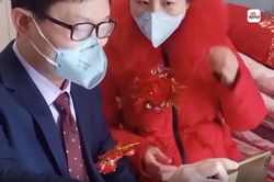 Cô dâu chú rể đeo khẩu trang, đám cưới không khách mời mùa dịch corona