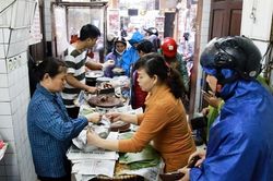 Tiệm heo quay bán 200kg thịt ngày Thần Tài, khách xếp hàng dài chờ mua