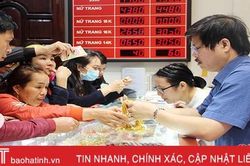 Vàng hơn 45 triệu/lượng, người dân Hà Tĩnh vẫn chen nhau mua vía Thần Tài