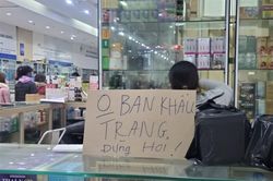 Người dân bức xúc hiệu thuốc đề biển 'không bán khẩu trang, miễn hỏi'