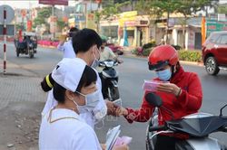 Một phòng khám tư nhân cấp phát miễn phí gần 30.000 khẩu trang