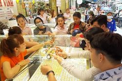 Nhiều mặt hàng đắt khách trong ngày vía Thần Tài tại TP Hồ Chí Minh