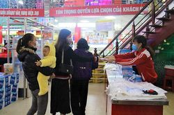 Phát miễn phí hơn 7.000 khẩu trang y tế cho khách hàng