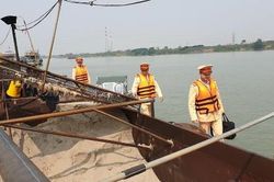 Phạt gần 55 triệu đồng chủ tàu khai thác cát trái phép trên sông Hồng