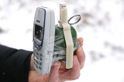Cục gạch Nokia 3310 vẫn sống sau khi cho nổ với lựu đạn