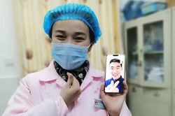 Đám cưới qua video call vì bị ngăn cách bởi virus corona