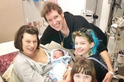 Siêu mẫu Milla Jovovich sinh con thứ ba