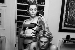 Miley Cyrus mặc nội y chụp ảnh cùng tình trẻ