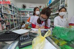 Hà Nội: Khẩu trang và nước rửa tay vẫn 'cháy hàng', người dân tìm mua 'khó hơn lên trời'