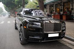 Rolls-Royce Cullinan hơn 40 tỷ độ Black Badge tại Hà Nội