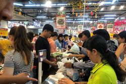 Trữ thức ăn trước dịch corona, nhiều siêu thị hết veo thực phẩm
