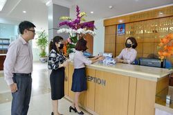 BSR cấp phát khẩu trang y tế, sử dụng máy đo thân nhiệt kiểm soát dịch bệnh Corona