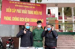 Lan tỏa hành động đẹp phát khẩu trang miễn phí cho người dân