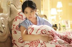 Về nhà không mở được cửa, chồng phá khóa xông vào thì lạnh người khi vợ run rẩy cùng hành động xót xa