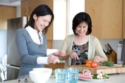 Bí quyết chinh phục mẹ chồng khó tính coi con dâu như con gái