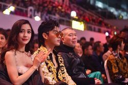 Angela Baby và Ngô Diệc Phàm tiếp tục gây tranh cãi khi có cử chỉ thân mật quá mức trong show thực tế