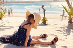 Châu Kiệt Luân đăng ảnh gia đình nghỉ mát bên bờ biển, hình cô con gái dễ thương gây chú ý