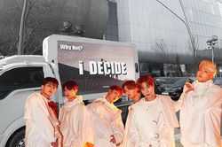 Hết fan WINNER, BLACKPINK đến fan quốc tế của iKON thuê xe tải đèn LED chạy quanh tòa nhà YG, nhưng mục đích hoàn toàn trái ngược