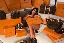 Bắt chước cô em, chân dài triệu đô Kendall Jenner tặng túi Louis Vuitton cùng 35.000 đô la Mỹ cho người may mắn