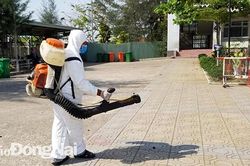 Phun xịt thuốc khử khuẩn tại các trường học trong tỉnh