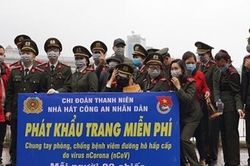 Nhà hát CAND tặng CBCS và người dân 10.000 khẩu trang