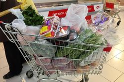 Dân Hà Nội mua tích trữ, thực phẩm, rau xanh siêu thị đắt hàng