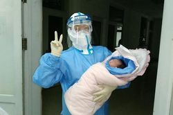 Thai phụ nhiễm vi rút corona sinh bé gái khỏe mạnh