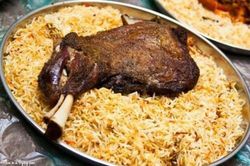 Món cơm thịt cừu ăn bốc của người Yemen