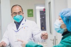 Bác sĩ mắc bệnh nan y vẫn ở lại Vũ Hán chống virus corona