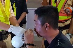 CSGT Sóc Trăng lấy khí thở vào bong bóng để đo nồng độ cồn