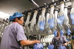 Trung Quốc ngày đêm sản xuất bao tay y tế gửi đến Vũ Hán