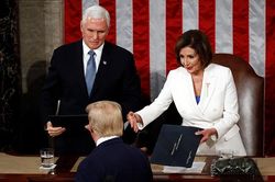 TT Trump từ chối bắt tay chủ tịch Hạ viện tại Thông điệp Liên bang
