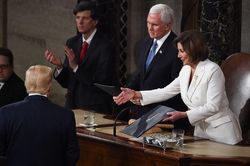 TT Trump từ chối bắt tay chủ tịch Hạ viện