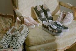 Vans sẽ bán giày da báo, túi lông xù vào ngày 21/2