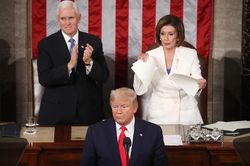 Cái bắt tay TT Trump chối từ và bản Thông điệp Liên bang bị xé đôi