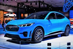 Ford Mustang Mach-E lộ thông số - camera trên vô lăng, tốc độ sạc thấp