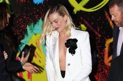 'Bom sex' Margot Robbie khoe vòng một táo bạo