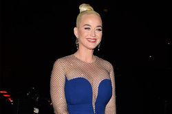 Katy Perry diện váy xanh xẻ ngực sâu tại sự kiện hoàng gia Anh